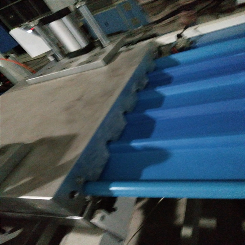 สายการอัดรีดแผ่นหลังคาพลาสติกสี่เหลี่ยมคางหมูลูกฟูก PVC